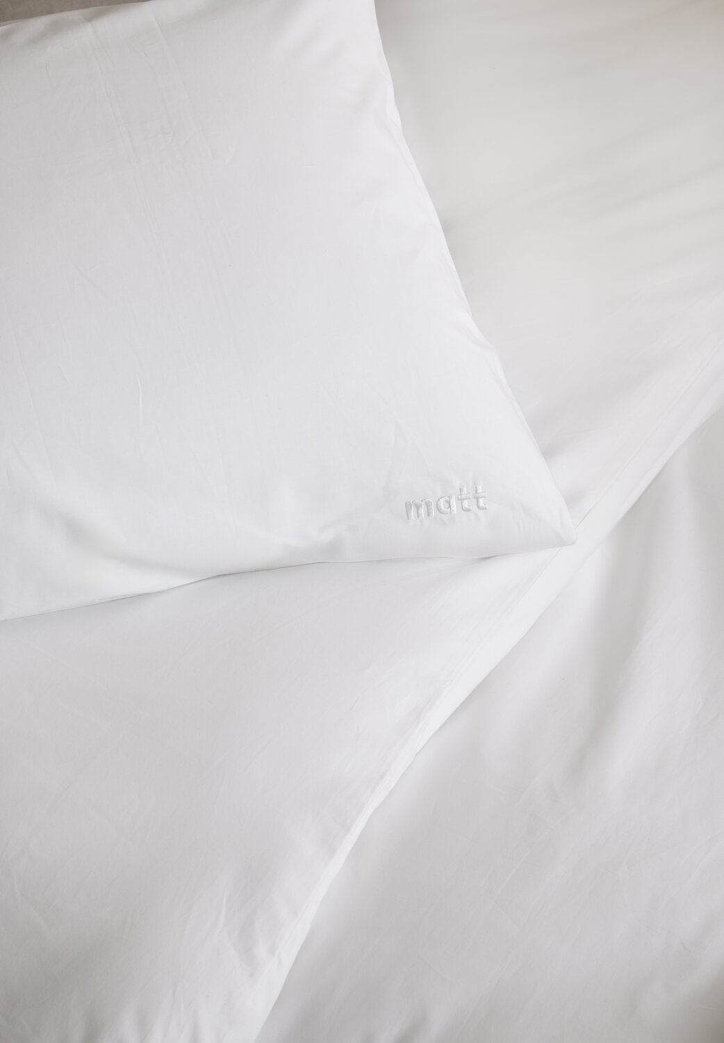persoon zittend op bank met matt sleeps dekbed