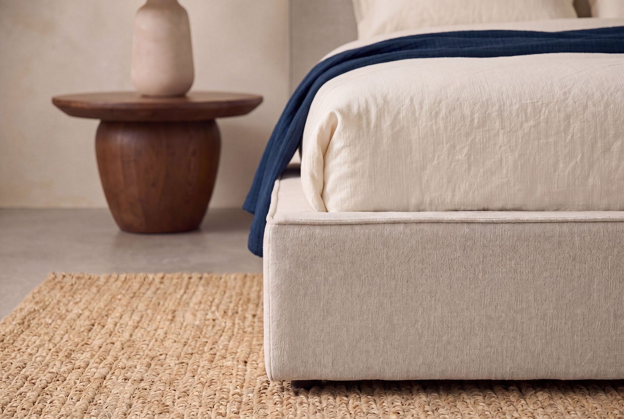 pootjes van grijze boxspring