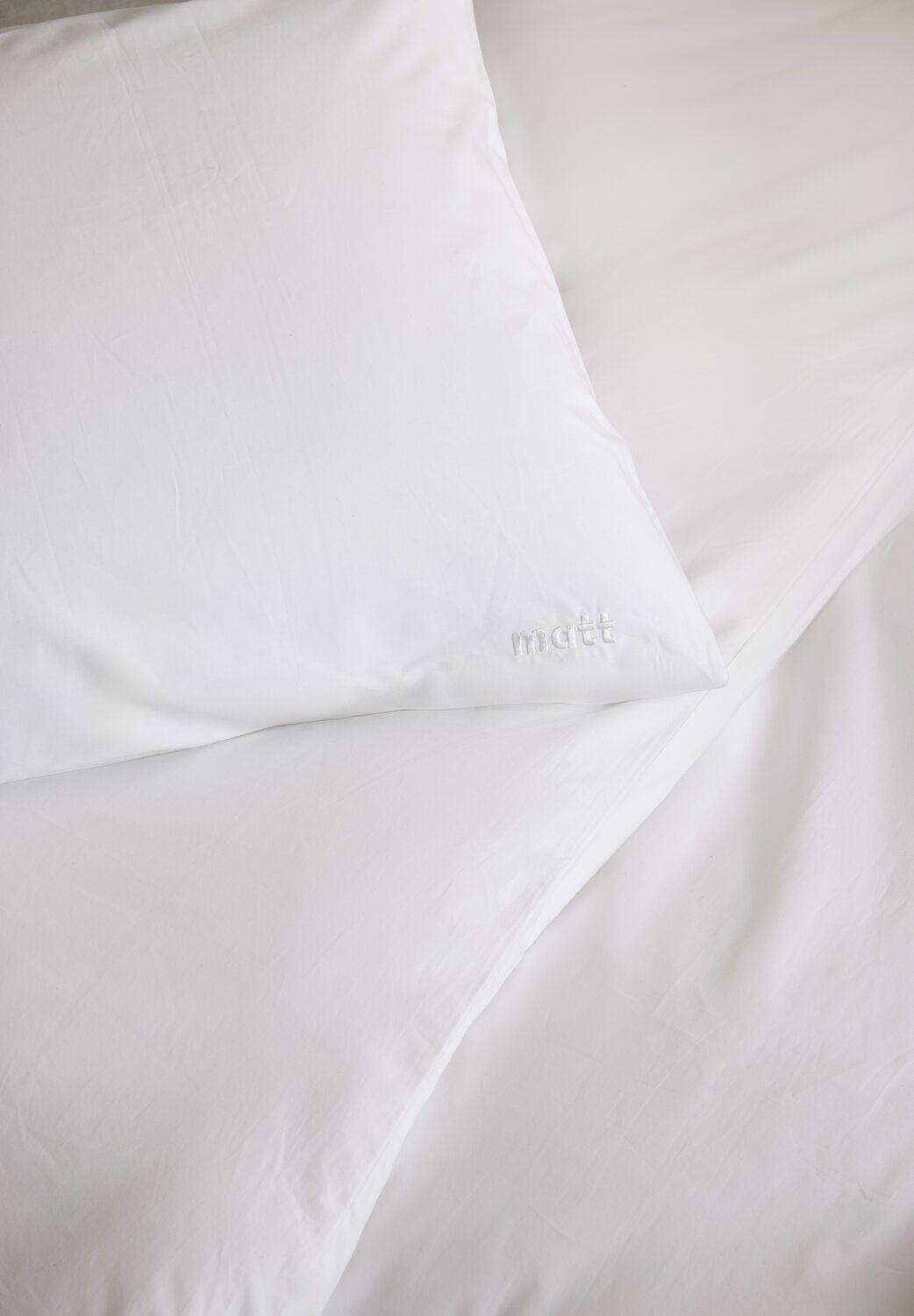 persoon zittend op bank met matt sleeps dekbed